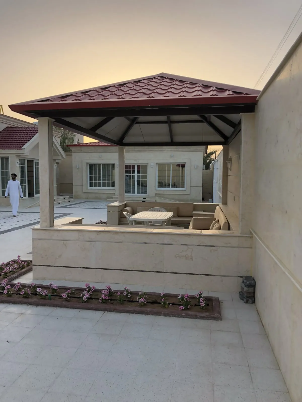 مظلات الرياض 2025 بتصاميم مخصصة واستخدامات متعددة