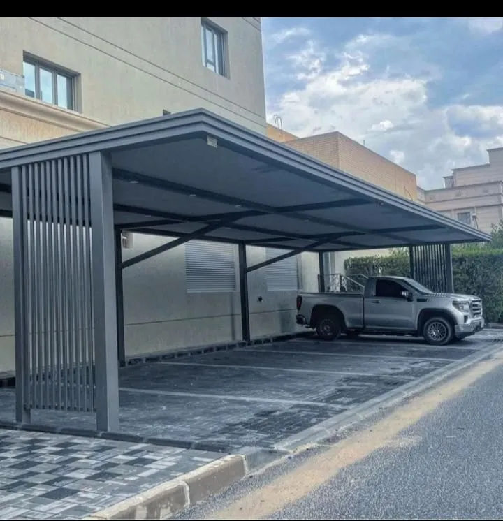 حماية سيارتك: مقارنة بين المظلات القماشية والحديدية