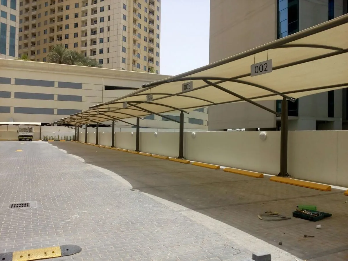 مظلات الرياض 2025 بتصاميم مخصصة واستخدامات متعددة