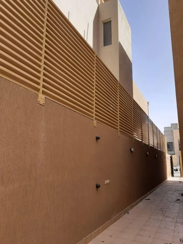 سواتر حديد وخشب بأحدث التصاميم بالرياض أمان كامل وشكل راقٍ