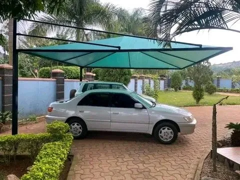 مظلات سيارات جاهزة بحي النرجس الرياض للفلل – تركيب فوري وضمان 10 سنوات