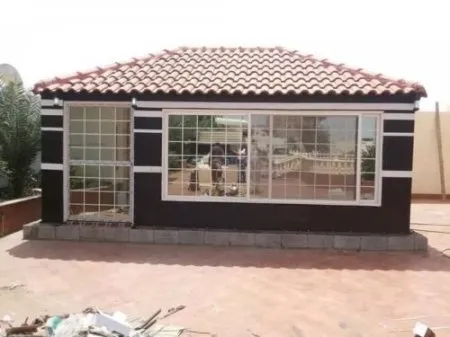 مقاول بناء مجالس زجاجية أنيقة وبسيطة بأقل تكلفة بالرياض