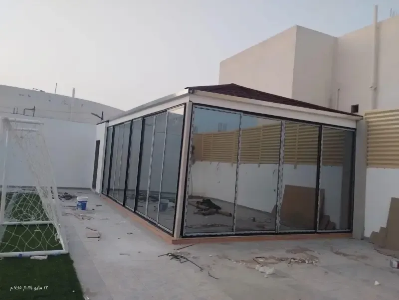 مقاول بناء مجالس زجاجية أنيقة وبسيطة بأقل تكلفة بالرياض