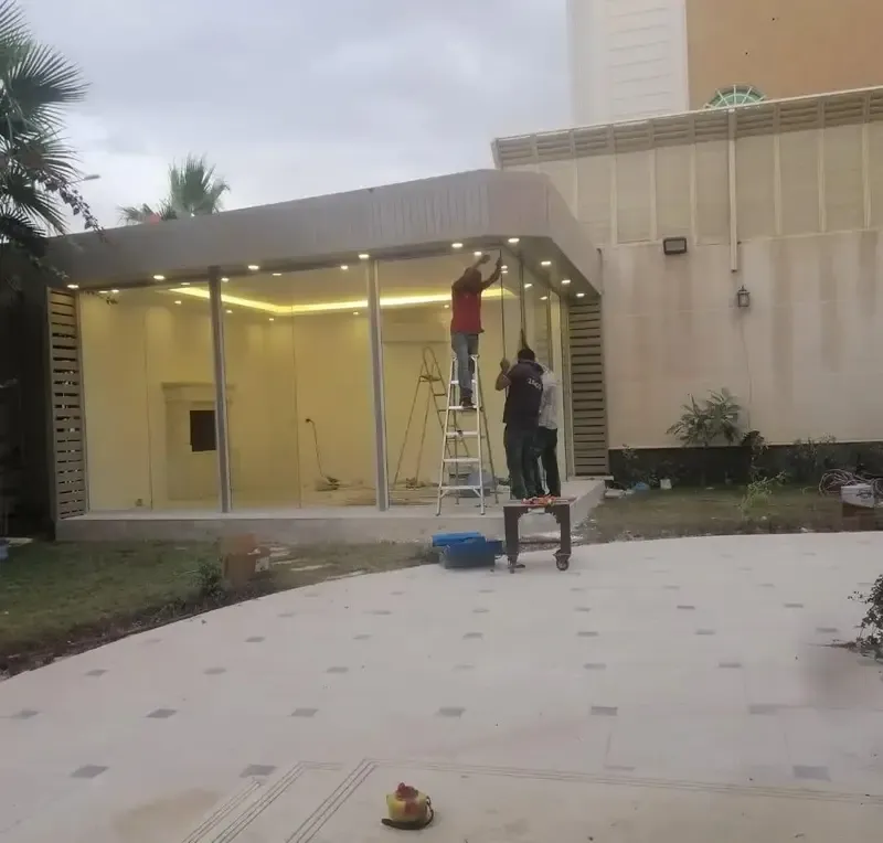 مقاول بناء مجالس زجاجية أنيقة وبسيطة بأقل تكلفة بالرياض