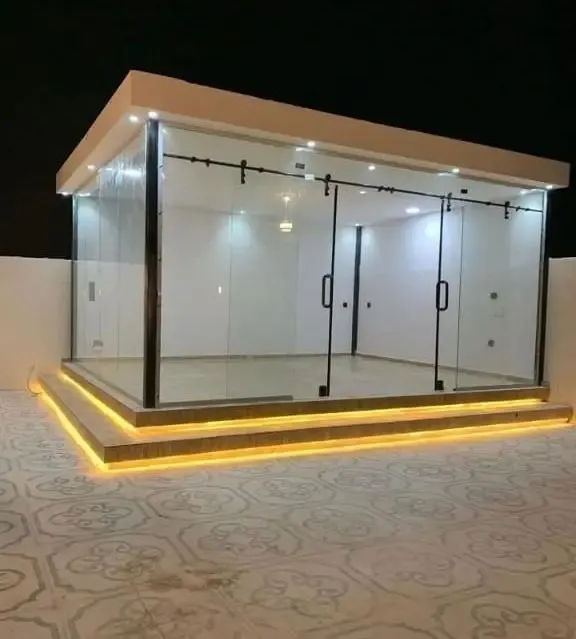 مقاول بناء مجالس زجاجية أنيقة وبسيطة بأقل تكلفة بالرياض