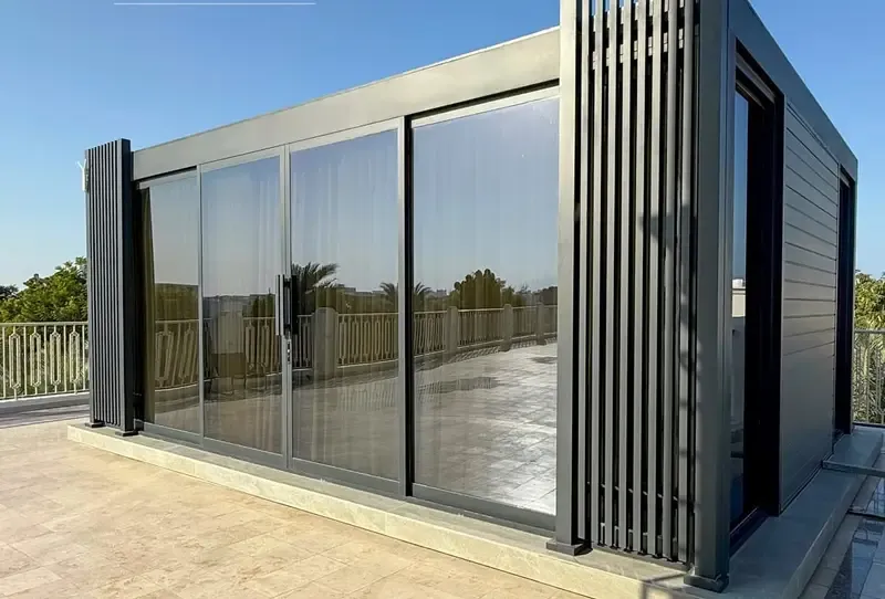 مقاول بناء مجالس زجاجية أنيقة وبسيطة بأقل تكلفة بالرياض