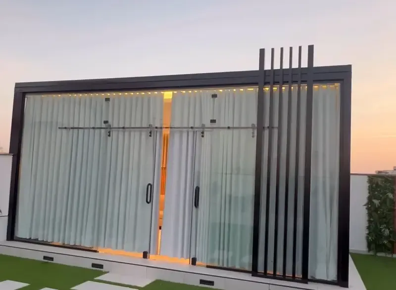 مقاول بناء مجالس زجاجية أنيقة وبسيطة بأقل تكلفة بالرياض