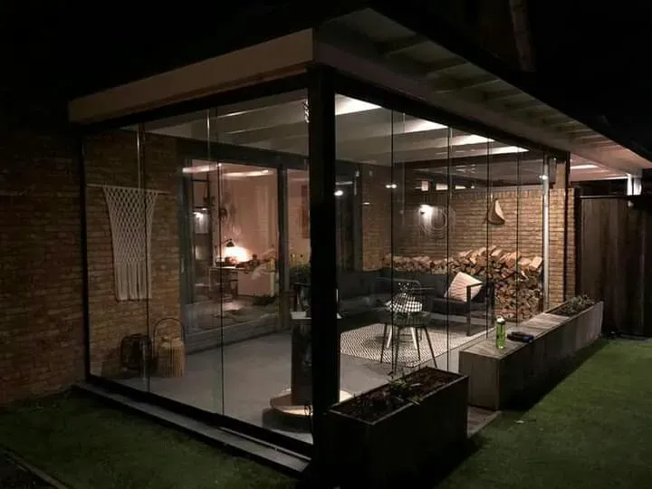 بناء مجلس خارجي زجاجي بالرياض مودرن بالحوش