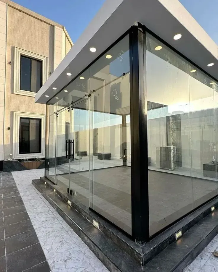 بناء مجلس خارجي زجاجي بالرياض مودرن بالحوش