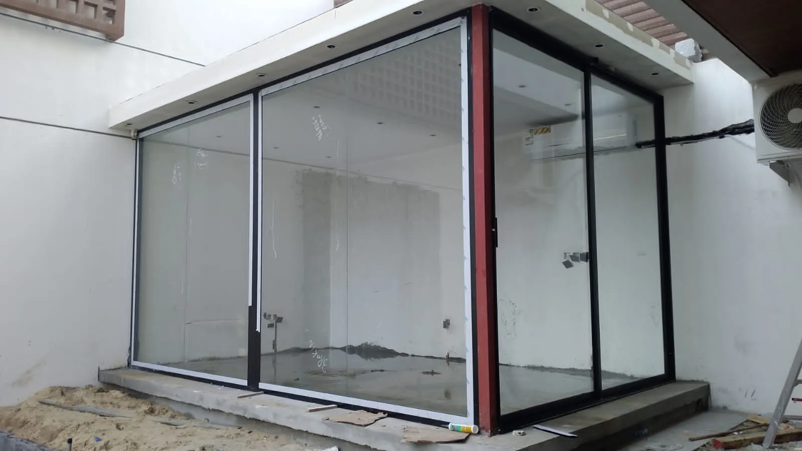 بناء مجلس خارجي زجاجي بالرياض مودرن بالحوش