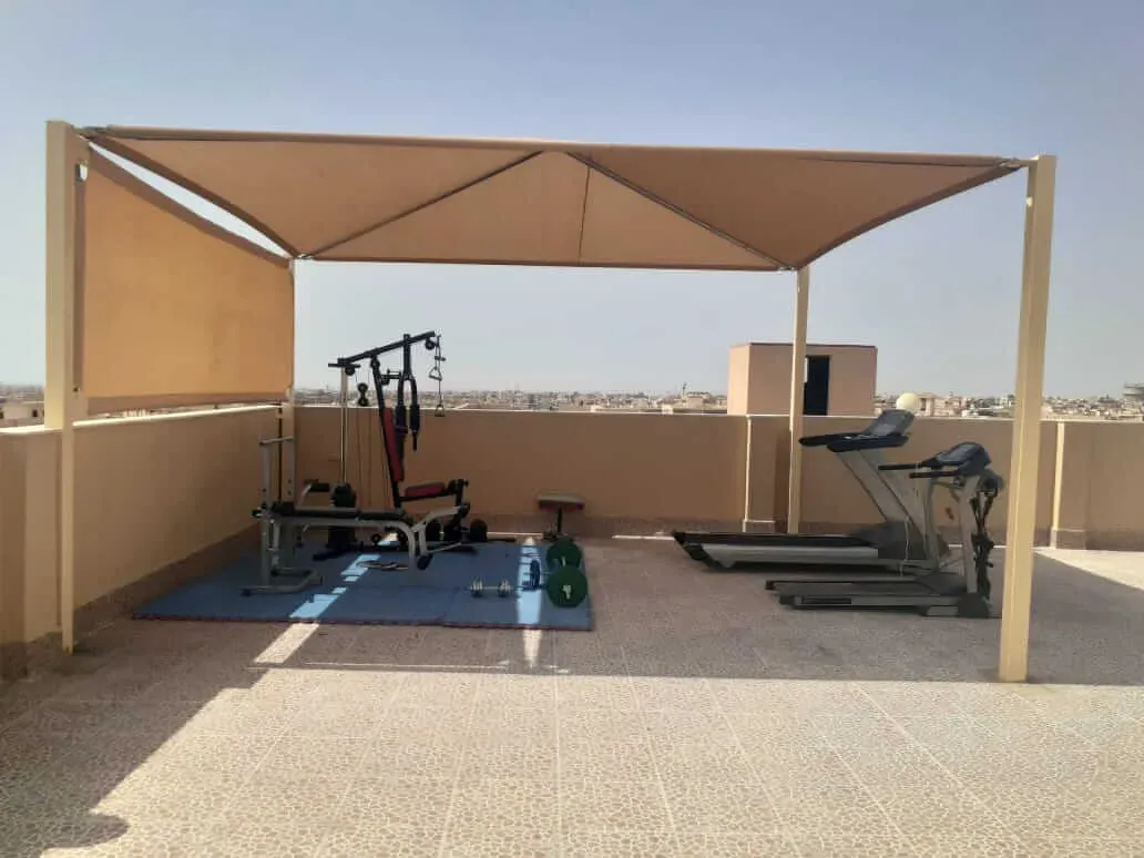 مظلات تغطية مسابح شمال الرياض – حماية كاملة من الشمس والغبار