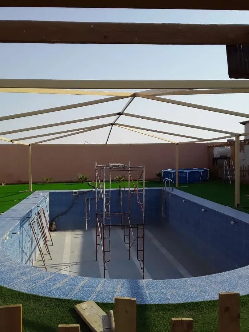 مظلات تغطية مسابح شمال الرياض – حماية كاملة من الشمس والغبار