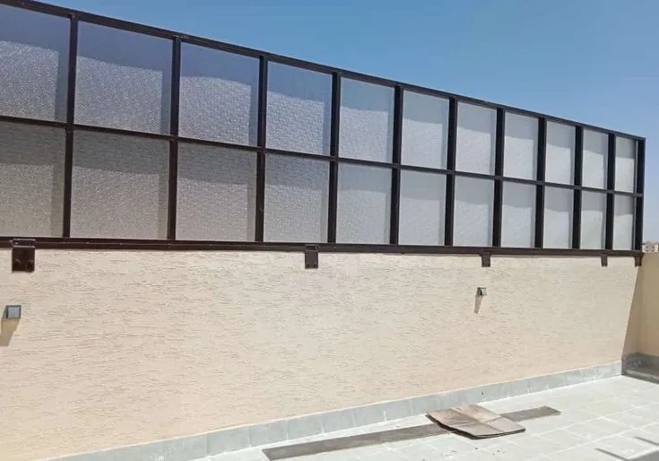 السواتر في الرياض: الدليل المرجعي الشامل لاختيار وتركيب أفضل