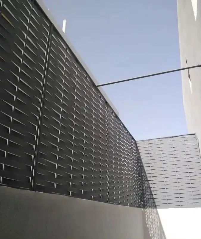 السواتر في الرياض: الدليل المرجعي الشامل لاختيار وتركيب أفضل